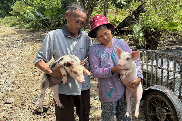 Brother and Sister Anggi To Seek Life